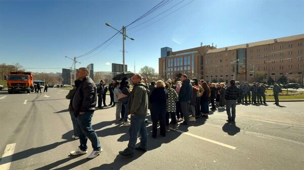Акция протеста жителей Вардашена у здания столичной мэрии (24 марта 2025). Еревaн - Sputnik Армения