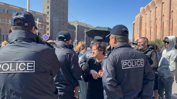 Жильцы аварийного корпуса в Ереване проводят акцию протеста у правительства - Sputnik Армения