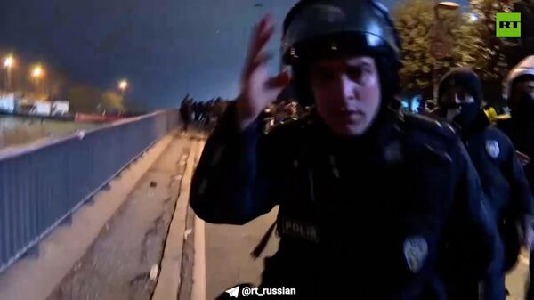 Полиция в Стамбуле избила корреспондента RT Ясина Экена и его оператора во время протестов. - Sputnik Армения