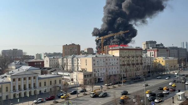 В центре Москвы горит крыша элитного ЖК  - Sputnik Армения