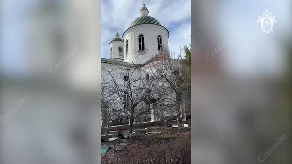 ВСУ обстреляли Свято-Троицкий храм XIX века в Судже, здание частично разрушено - Sputnik Армения