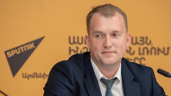 Цифровой атташе торгпредства РФ в РА Алексей Ордин на пресс-конференции по теме перспектив российско-армянского торгово-экономического сотрудничества (25 марта 2025). Еревaн - Sputnik Армения