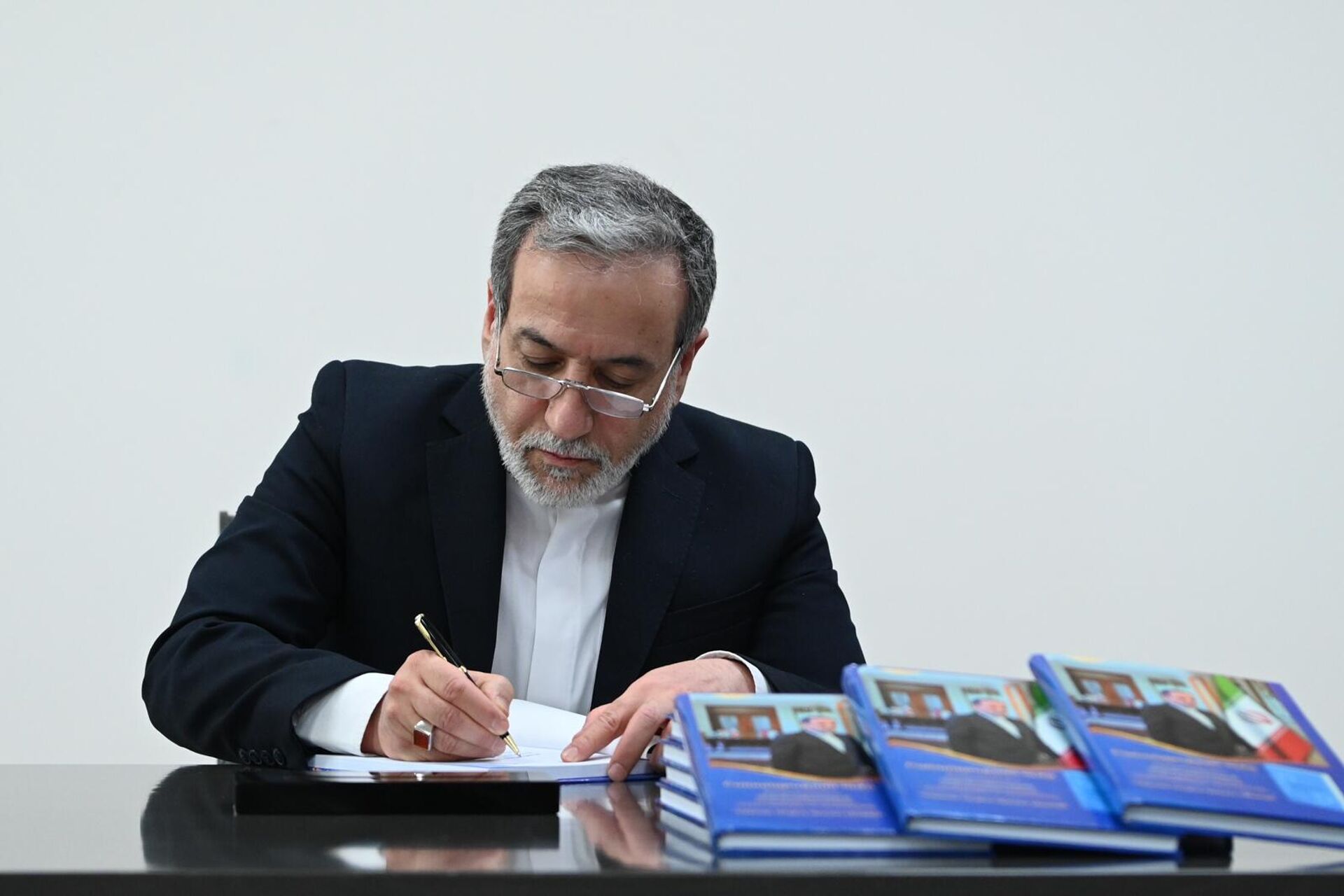 Презентация армянского перевода книги министра иностранных дел Ирана Сейеда Аббаса Аракчи Сила переговоров (25 марта 2025). Еревaн Презентация армянского перевода книги министра иностранных дел Ирана Сейеда Аббаса Аракчи Сила переговоров (25 марта 2025). Еревaн - Sputnik Արմենիա, 1920, 25.03.2025