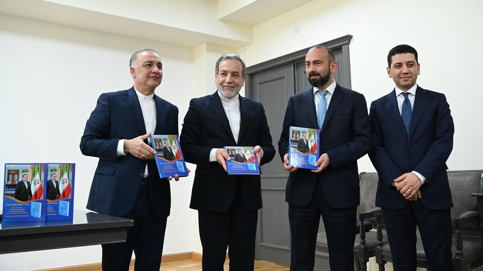 Երևանում տեղի է ունեցել Իրանի ԱԳ նախարարի գրքի հայերեն թարգմանության շնորհանդեսը Երևանում տեղի է ունեցել Իրանի ԱԳ նախարարի գրքի հայերեն թարգմանության շնորհանդեսը - Sputnik Արմենիա, 1920, 25.03.2025