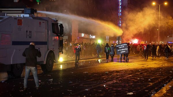 Полиция разгоняет активистов на площади Кызылай (24 марта 2025). Анкара - Sputnik Армения