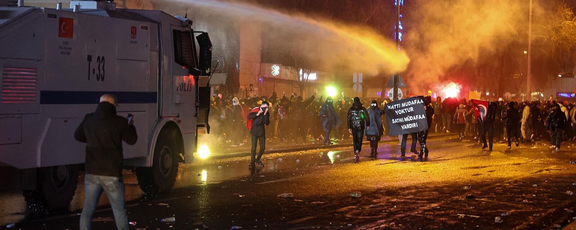 Полиция разгоняет активистов на площади Кызылай (24 марта 2025). Анкара - Sputnik Армения, 1920, 25.03.2025