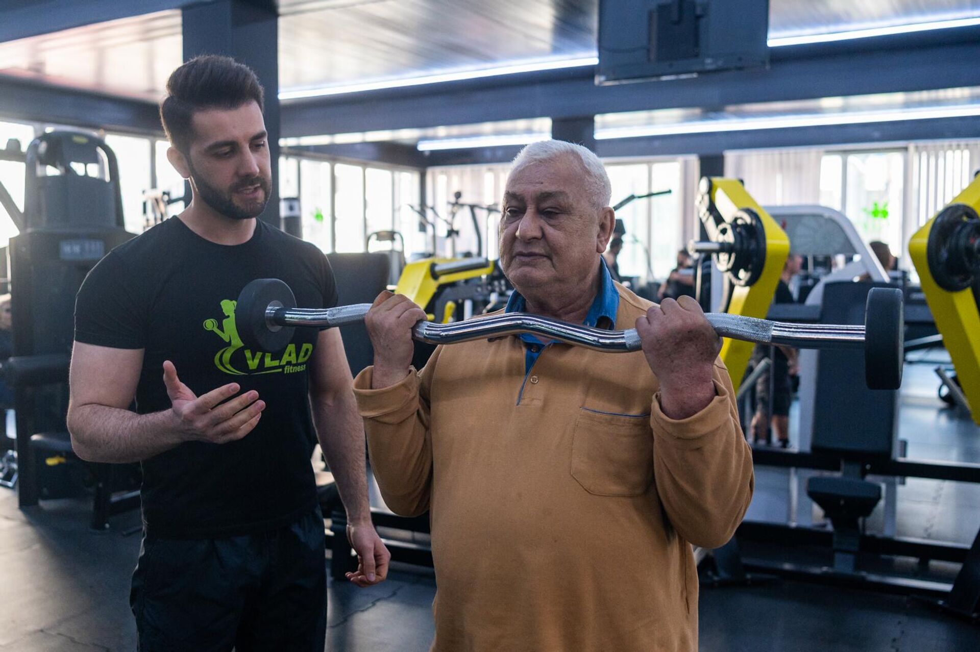 Фитнес-тренер Влад Харатян с Севаном Шемсяном в фитнес центре Vlad Fitness Фитнес-тренер Влад Харатян с Севаном Шемсяном в фитнес центре Vlad Fitness - Sputnik Արմենիա, 1920, 27.03.2025