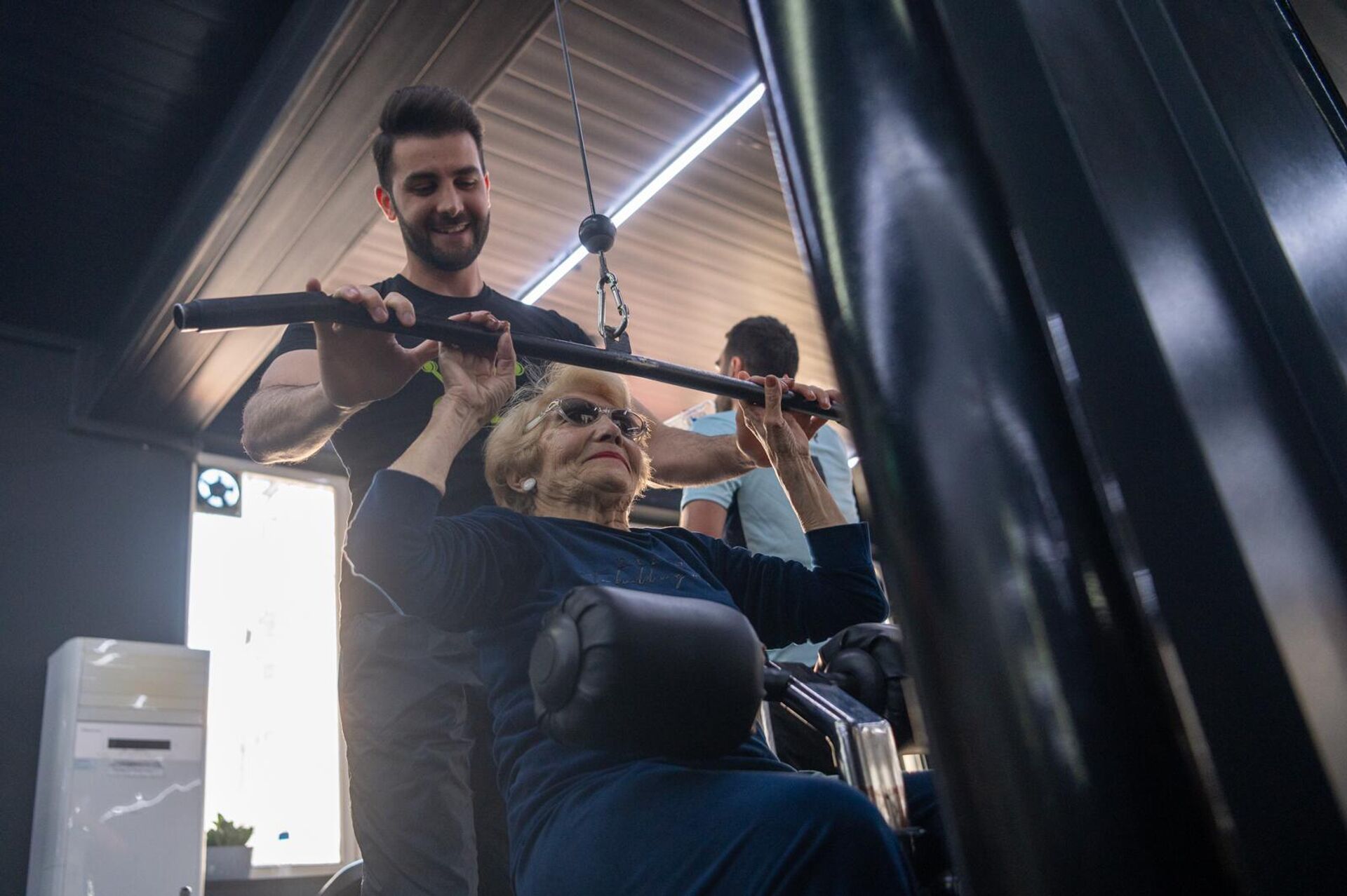 Фитнес-тренер Влад Харатян с Розой Саркисян в фитнес центре Vlad Fitness Фитнес-тренер Влад Харатян с Розой Саркисян в фитнес центре Vlad Fitness - Sputnik Արմենիա, 1920, 27.03.2025