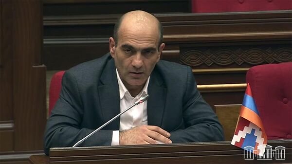 Депутат Тадевос Аветисян во время Правительственного часа в Национальном собрании (26 марта 2025). Еревaн - Sputnik Армения