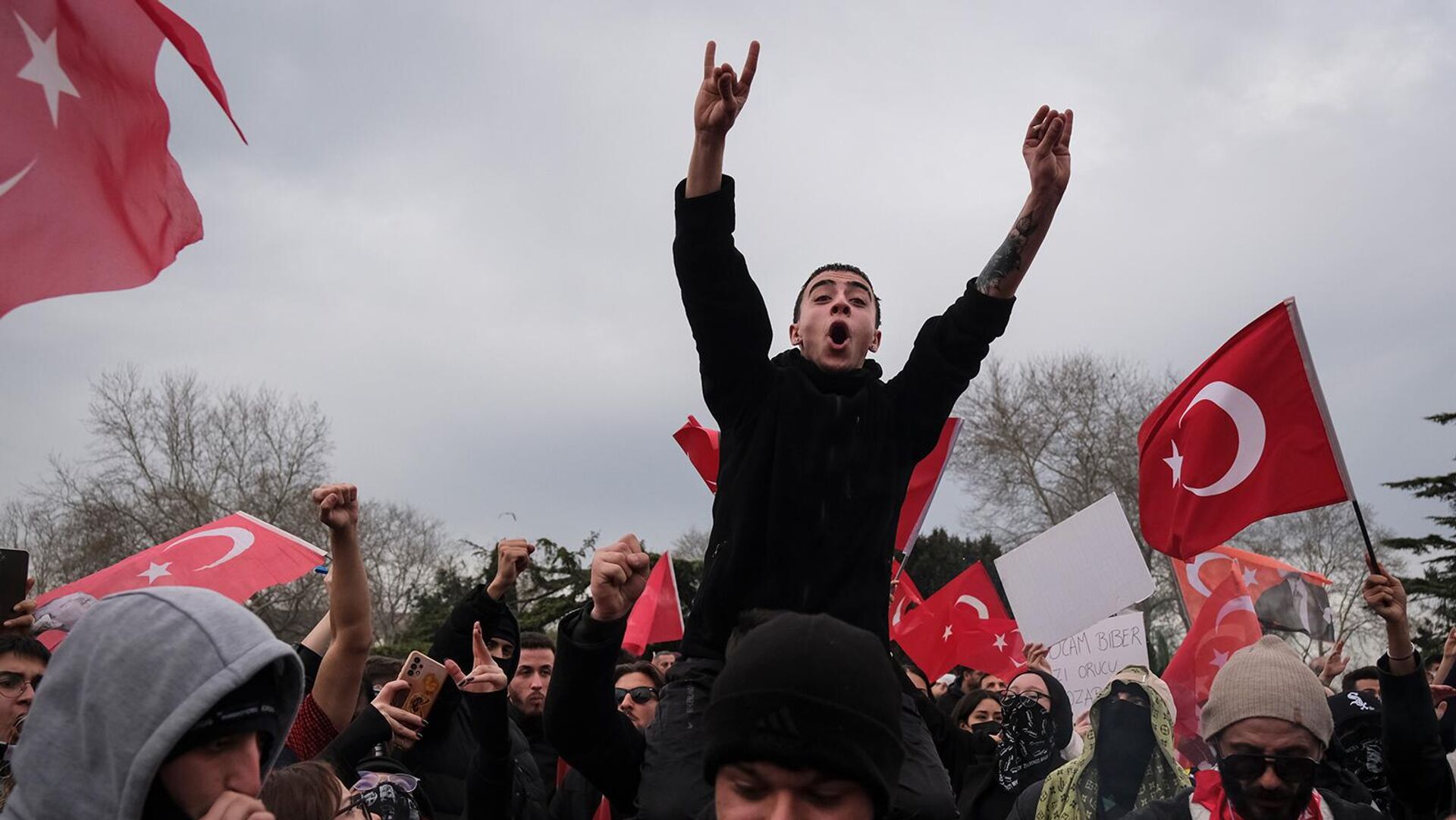 Протестующие во время акции протеста в поддержку арестованного мэра Стамбула Экрема Имамоглу (25 марта 2025). Стамбул Протестующие во время акции протеста в поддержку арестованного мэра Стамбула Экрема Имамоглу (25 марта 2025). Стамбул - Sputnik Армения, 1920, 26.03.2025