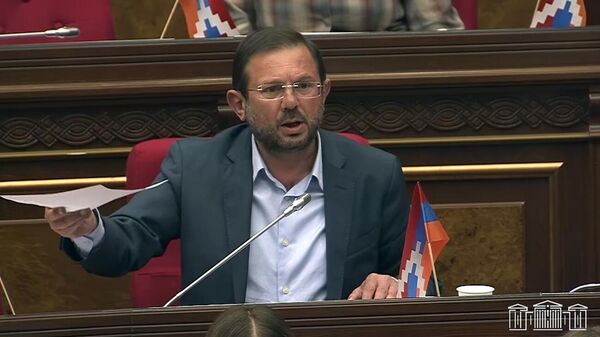 Депутат Гегам Манукян во время Правительственного часа в Национальном собрании (26 марта 2025). Еревaн - Sputnik Армения