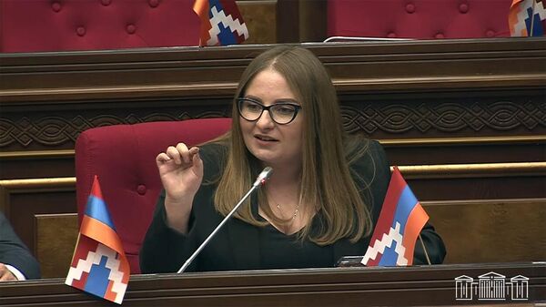 Депутат Кристине Варданян во время Правительственного часа в Национальном собрании (26 марта 2025). Еревaн - Sputnik Армения