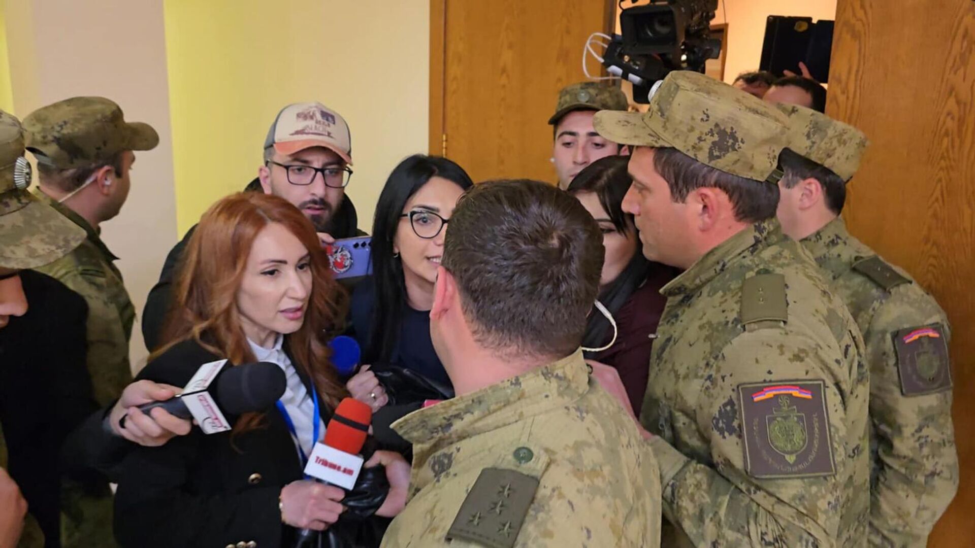 Сотрудники службы государственной охраны пресекают попытку акции журналистов против депутата Андраника Кочаряна в Национальном собрании Армении (26 марта 2025). Еревaн Сотрудники службы государственной охраны пресекают попытку акции журналистов против депутата Андраника Кочаряна в Национальном собрании Армении (26 марта 2025). Еревaн - Sputnik Армения, 1920, 26.03.2025