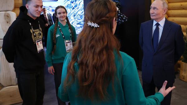 Президент Владимир Путин посетил Национальный центр Россия - Sputnik Армения