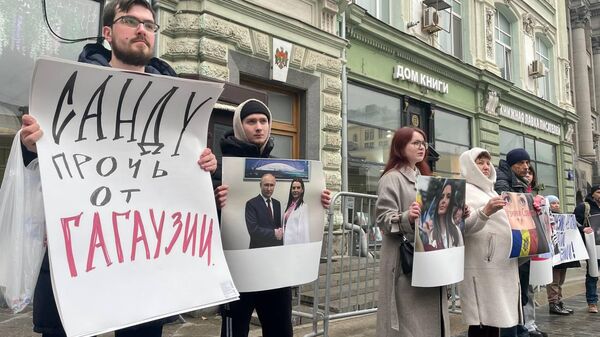 Акция в поддержку башкана Гагаузии Евгении Гуцул проходит у посольства Молдовы (27 марта 2025). Москвa - Sputnik Армения