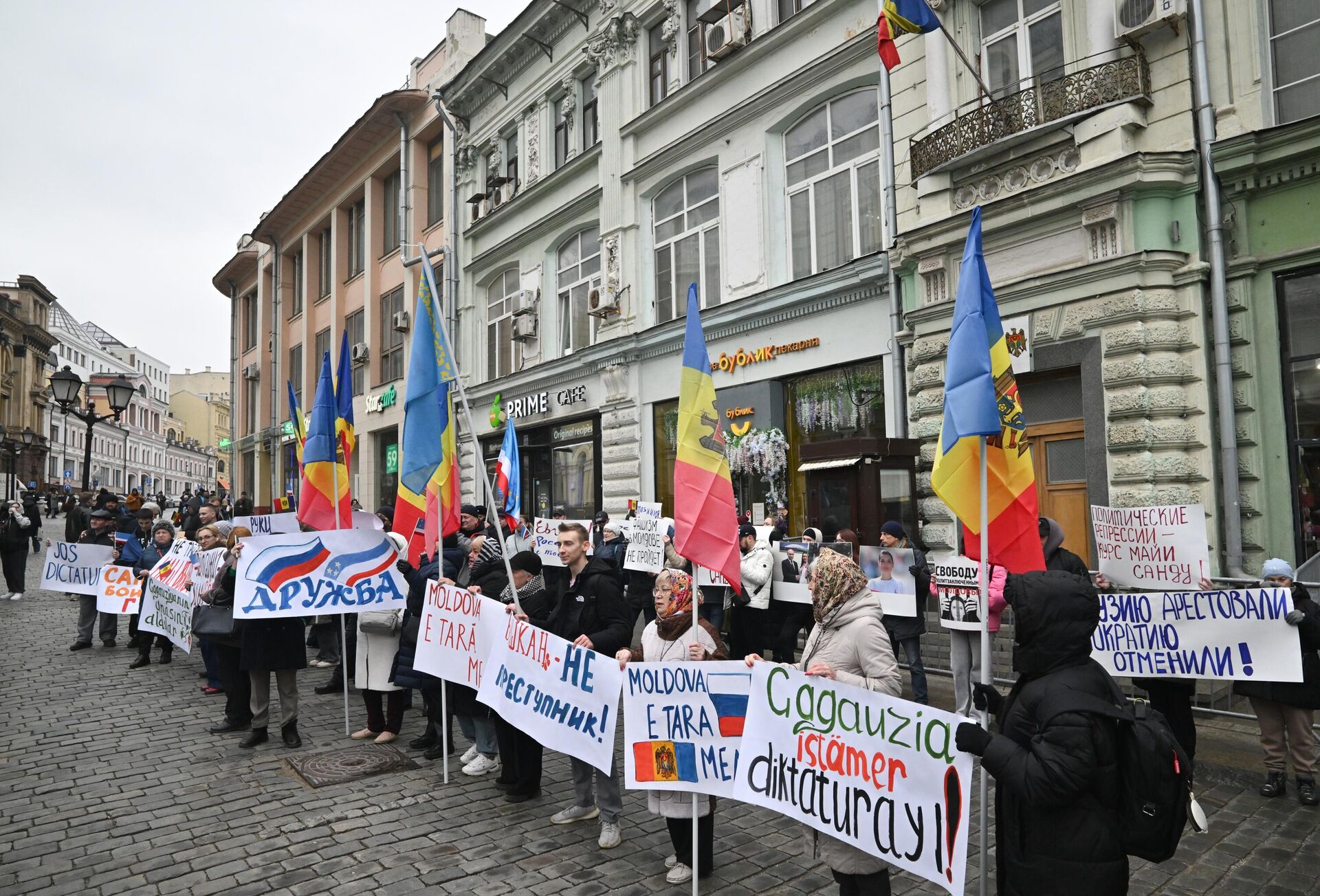 Акция протеста у посольство Молдовы в Москве в связи с задержанием главы Гагаузии Е. Гуцул Акция протеста у посольство Молдовы в Москве в связи с задержанием главы Гагаузии Е. Гуцул - Sputnik Армения, 1920, 27.03.2025