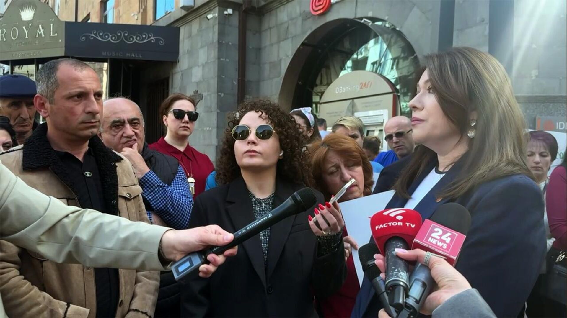 Акция протеста у банка IDBank (28 марта 2025). Еревaн Акция протеста у банка IDBank (28 марта 2025). Еревaн - Sputnik Армения, 1920, 28.03.2025