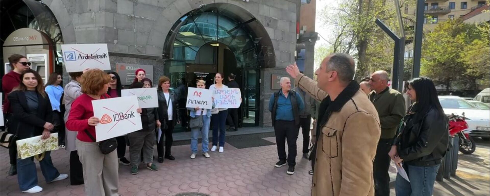 Акция протеста у банка IDBank (28 марта 2025). Еревaн - Sputnik Армения, 1920, 28.03.2025