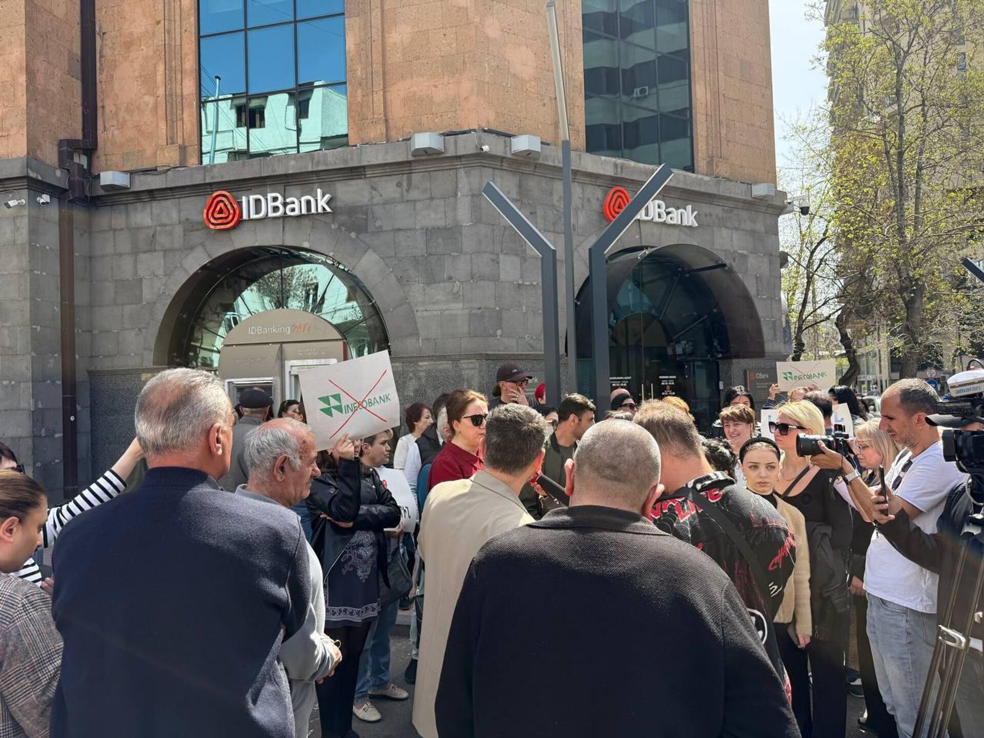 Акция протеста у банка IDBank (28 марта 2025). Еревaн Акция протеста у банка IDBank (28 марта 2025). Еревaн - Sputnik Армения, 1920, 28.03.2025