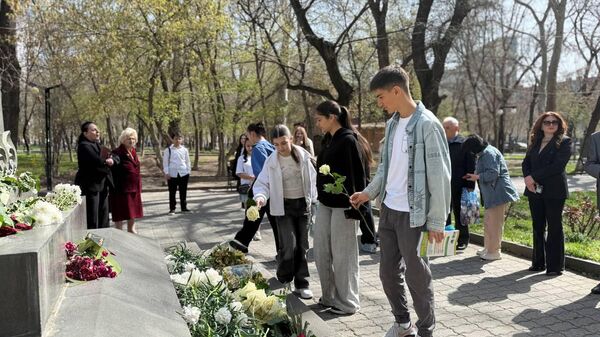 В Ереване почтили память дважды Героя Советского Союза Нельсона Степаняна - Sputnik Армения