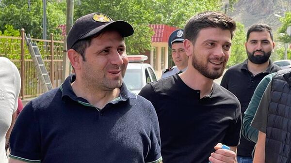 Сурен Папикян и Армен Галечян проводят агитацию накануне выборов в Агараке (22 апреля 2021). Сюник - Sputnik Армения
