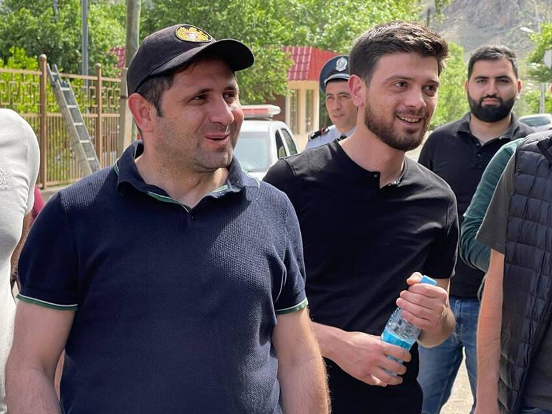 Сурен Папикян и Армен Галечян проводят агитацию накануне выборов в Агараке (22 апреля 2021). Сюник - Sputnik Արմենիա, 1920, 29.03.2025