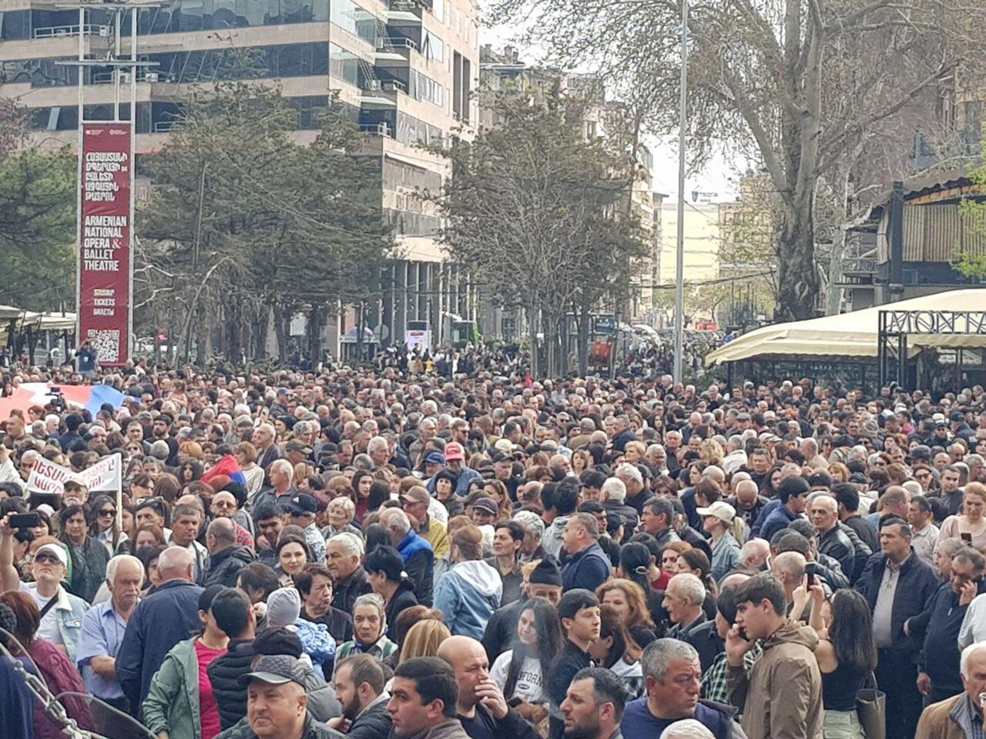 Митинг в защиту прав вынужденных переселенцев из Нагорного Карабаха проходит в Ереване - Sputnik Армения, 1920, 29.03.2025