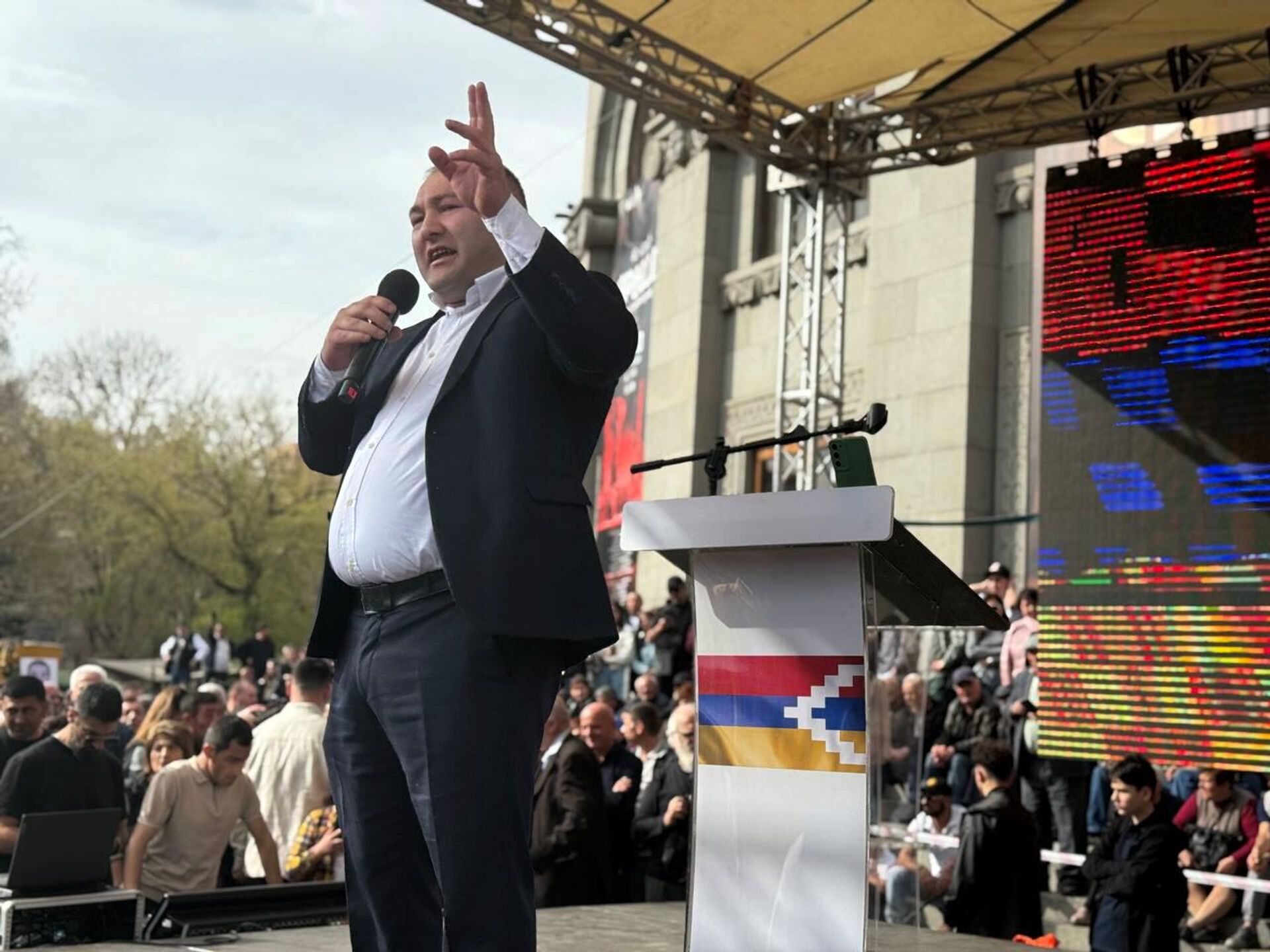 Правозащитник Давид Ованнисян на митинге вынужденных переселенцев из Нагорного Карабаха (29 марта 2025). Еревaн Правозащитник Давид Ованнисян на митинге вынужденных переселенцев из Нагорного Карабаха (29 марта 2025). Еревaн - Sputnik Армения, 1920, 29.03.2025