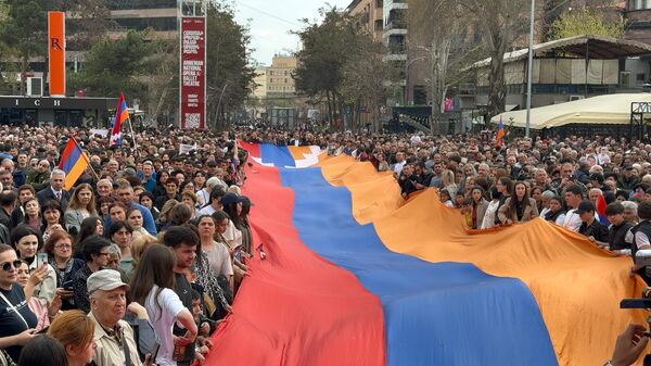 Митинг вынужденных переселенцев из Нагорного Карабаха на площади Свободы (29 марта 2025). Еревaн - Sputnik Армения