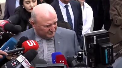Вардан Гукасян отвечает на вопросы журналистов в день выборов в Совет старейшин (30 марта 2025). Гюмри