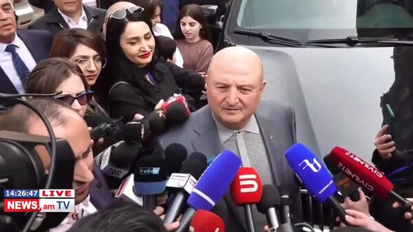 Вардан Гукасян отвечает на вопросы журналистов в день выборов в Совет старейшин (30 марта 2025). Гюмри - Sputnik Армения