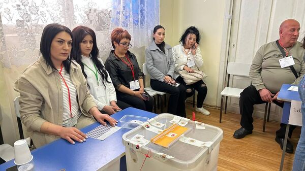Работа в одном из избирательных участков во время выборов в Совет старейшин (30 марта 2025). Гюмри - Sputnik Армения