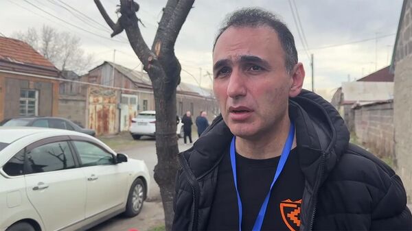 Аветик Чалабян отвечает на вопросы журналистов в день выборов в Совет старейшин (30 марта 2025). Гюмри - Sputnik Армения