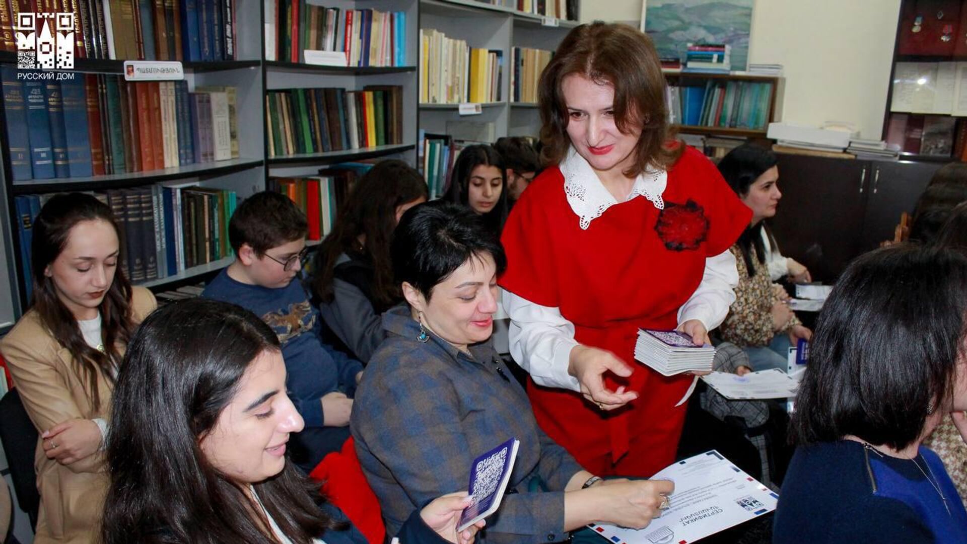 Торжественная церемония вручения сертификатов выпускникам Школы гидов (31 марта 2025 ). Гюмри Торжественная церемония вручения сертификатов выпускникам Школы гидов (31 марта 2025 ). Гюмри - Sputnik Армения, 1920, 31.03.2025