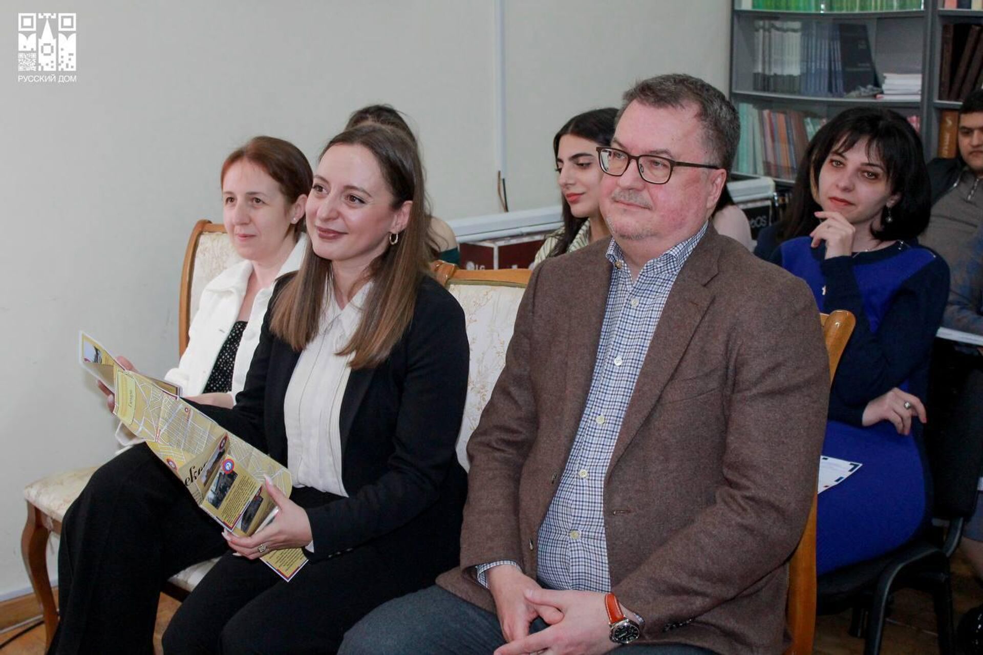 Торжественная церемония вручения сертификатов выпускникам Школы гидов (31 марта 2025 ). Гюмри Торжественная церемония вручения сертификатов выпускникам Школы гидов (31 марта 2025 ). Гюмри - Sputnik Армения, 1920, 31.03.2025