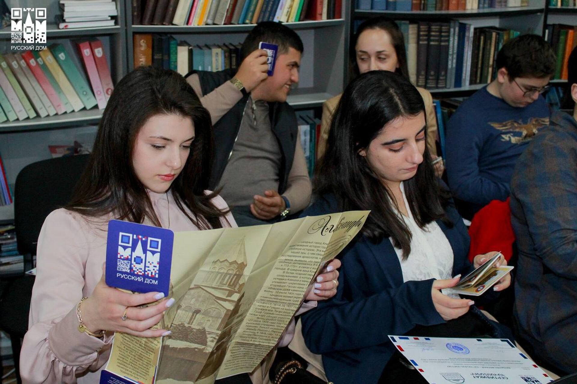 Торжественная церемония вручения сертификатов выпускникам Школы гидов (31 марта 2025 ). Гюмри Торжественная церемония вручения сертификатов выпускникам Школы гидов (31 марта 2025 ). Гюмри - Sputnik Армения, 1920, 31.03.2025