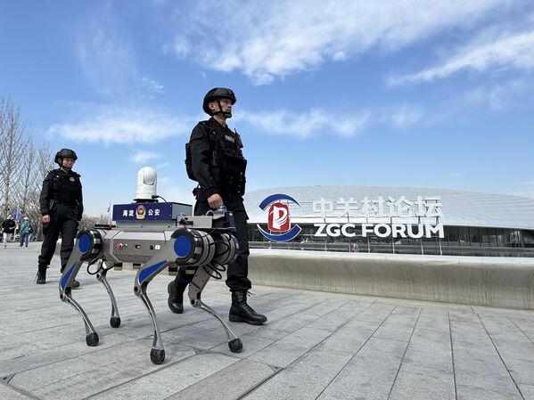 Робот-собака в сопровождении полицейских патрулирует Международный инновационный центр - Sputnik Армения