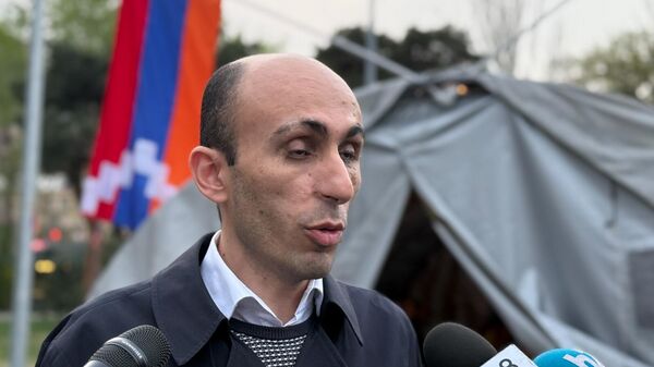 Артак Бегларян на площади Свободы во время акции Народ Арцаха имеет право на возвращение (1 апреля 2025). Еревaн - Sputnik Армения