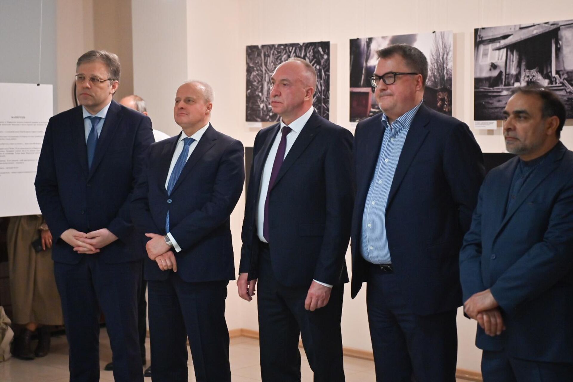 Посол РФ Сергей Копыркин, посол Беларуси Александр Конюк, руководитель Россотрудничества Вадим Фефилов и посол Ирана Мехди Собхани на выставке Донбасс через объектив очевидца (1 апреля 2025). Еревaн Посол РФ Сергей Копыркин, посол Беларуси Александр Конюк, руководитель Россотрудничества Вадим Фефилов и посол Ирана Мехди Собхани на выставке Донбасс через объектив очевидца (1 апреля 2025). Еревaн - Sputnik Армения, 1920, 01.04.2025