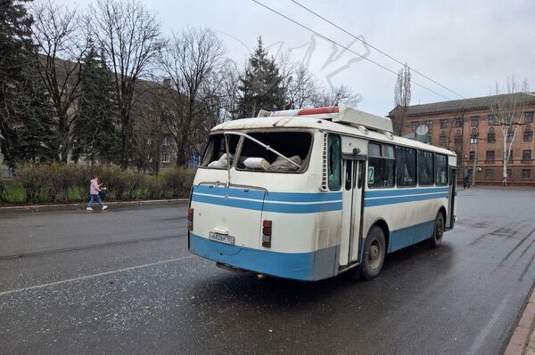 Поврежденный авиаударом автобус в Горловке Поврежденный авиаударом автобус в Горловке - Sputnik Армения