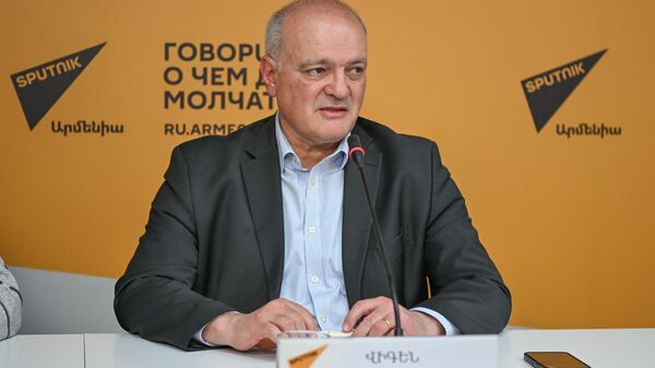 Политтехнолог Виген Акопян проводит пресс-конференцию на тему Что показали выборы в Гюмри (2 апреля 2025). Еревaн - Sputnik Армения