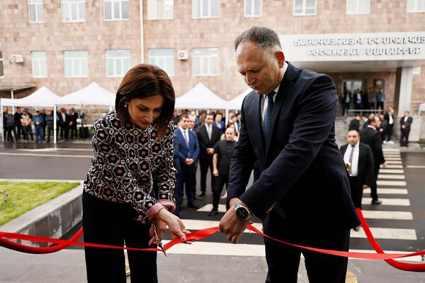 Ուռուցքաբանության կենտրոնում բացվել է Բարձր տեխնոլոգիական ռադիոթերապևտիկ մասնաշենքը Ուռուցքաբանության կենտրոնում բացվել է Բարձր տեխնոլոգիական ռադիոթերապևտիկ մասնաշենքը - Sputnik Արմենիա