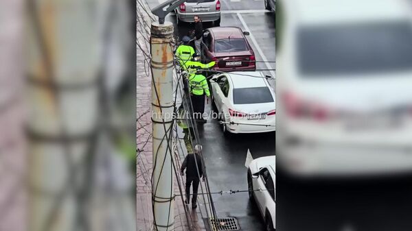 Երևանում խցանման մեջ սպասող վարորդին պարեկները հանում են մեքենայից և բերման ենթարկում - Sputnik Армения