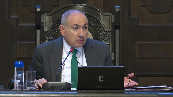 Премьер-министр Никол Пашинян во время очередного заседания правительства (3 апреля 2025). Еревaн - Sputnik Армения