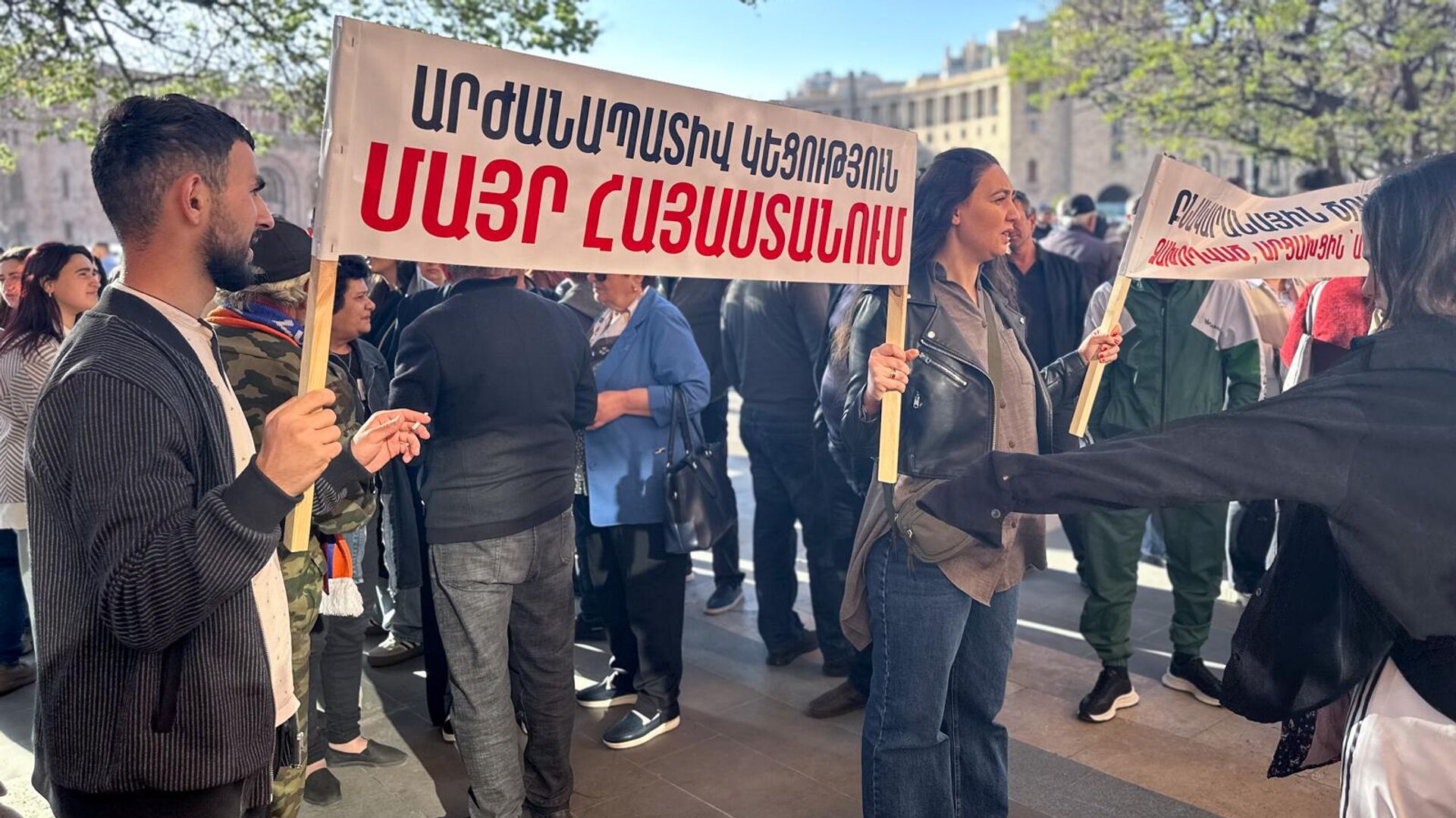 Акция протеста вынужденных переселенцев из Арцаха на площади Республики (3 апреля 2025). Ереван Акция протеста вынужденных переселенцев из Арцаха на площади Республики (3 апреля 2025). Ереван - Sputnik Армения, 1920, 03.04.2025