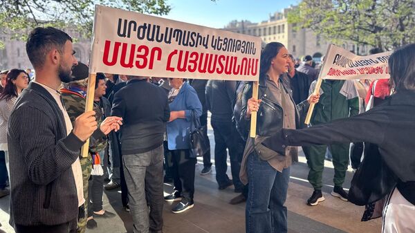 Акция протеста вынужденных переселенцев из Арцаха на площади Республики (3 апреля 2025). Ереван - Sputnik Արմենիա