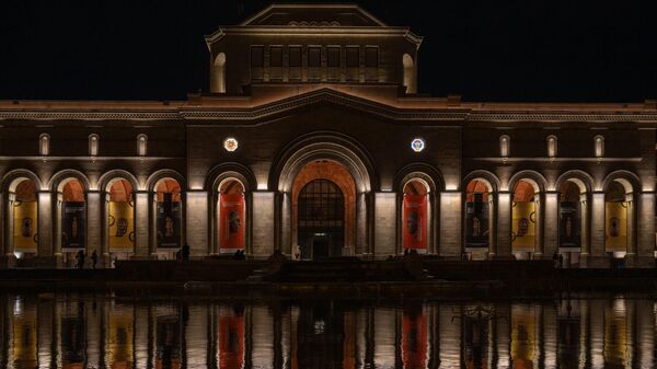 Витражи с изображением гербов Республики Армения и Вооруженных сил РА, установленные на двух восьмигранных окнах фронтальной арочной части Музея истории Армении (3 апреля 2025). Еревaн - Sputnik Армения