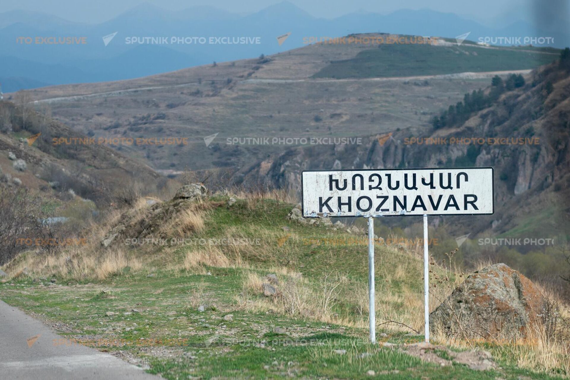 Информационная табличка с названием села Хознавар в Сюнике - Sputnik Արմենիա, 1920, 03.04.2025