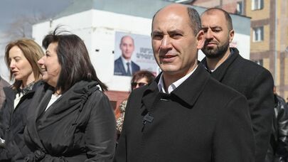 Мартун Григорян во время предвыборной агитации (25 марта 2025). Гюмри
