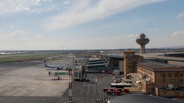 Вид на аэропорт Звартноц с окна диспетчерской Вид на аэропорт Звартноц с окна диспетчерской - Sputnik Армения